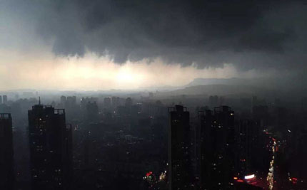 福建雷雨交加三发预警信号 暴雨袭榕犹如好莱坞大片6月18日下午5点左右，福州上空乌云压境，雷声轰隆，暴雨如注，突如其来的雨水给闷热的“火炉”降温不少。记者在鼓屏路和华林路交叉口高处建筑往下看，过往车辆缓慢通行，下班晚高峰更显繁忙，并不时能听到车辆发出的警报声。