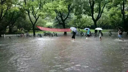 上海暴雨积水严重 “来上海看海”朋友圈吐槽大雨被刷屏“那些年错过的大雨，今天全部还给你”昨晚令人失眠的雷电暴雨，让今天的上海彻底“水逆”。“来上海啊来上海，我带上你，你带上船，来一场说走就走的旅行~”“有没有嘀嘀打船？”“公司淹了，本人现已开通微信红包支付宝，欢迎慰问~”