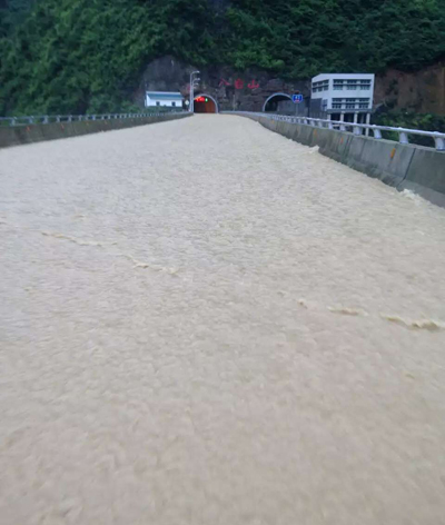 重庆城口县连日强降雨致两条出境公路中断