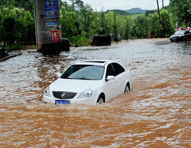 江西德兴降下今年以来最大暴雨 山洪暴发