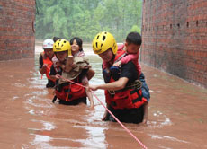 四川开江强降雨致30人被困
