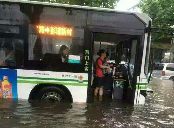上海全力抢排调土方车压桥