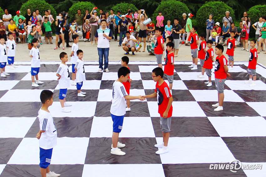 高清:小雁塔下上演真人国际象棋对局