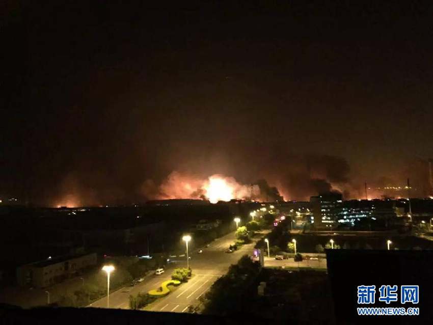 高清:天津滨海新区一危险品仓库发生爆炸