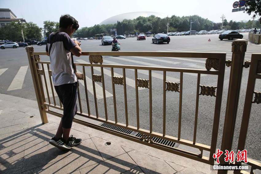 高清:北京长安街更换人行道护栏