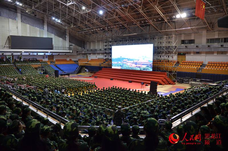 9月3日，黑龙江大学师生集体观看胜利日阅兵。杨海全 摄