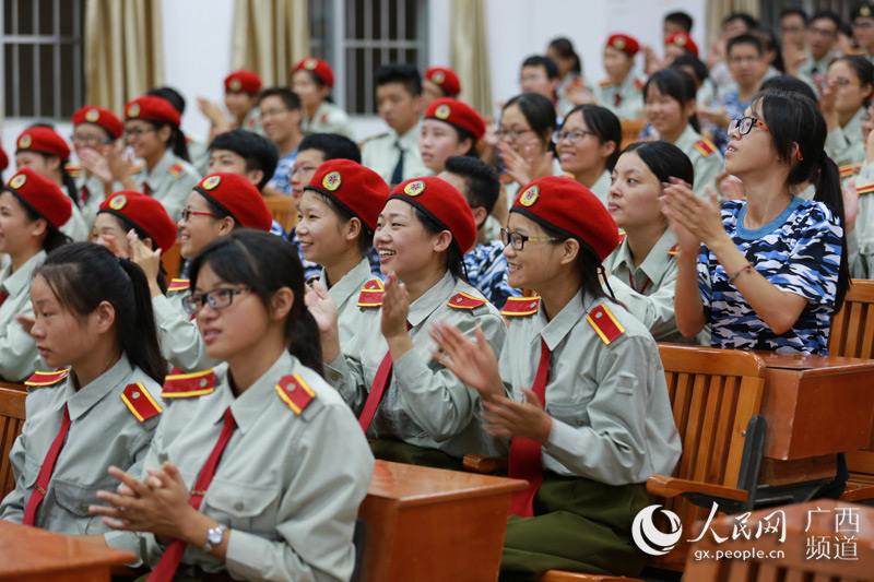 广西师范学院军训学生为阅兵式鼓掌。刘雯 摄