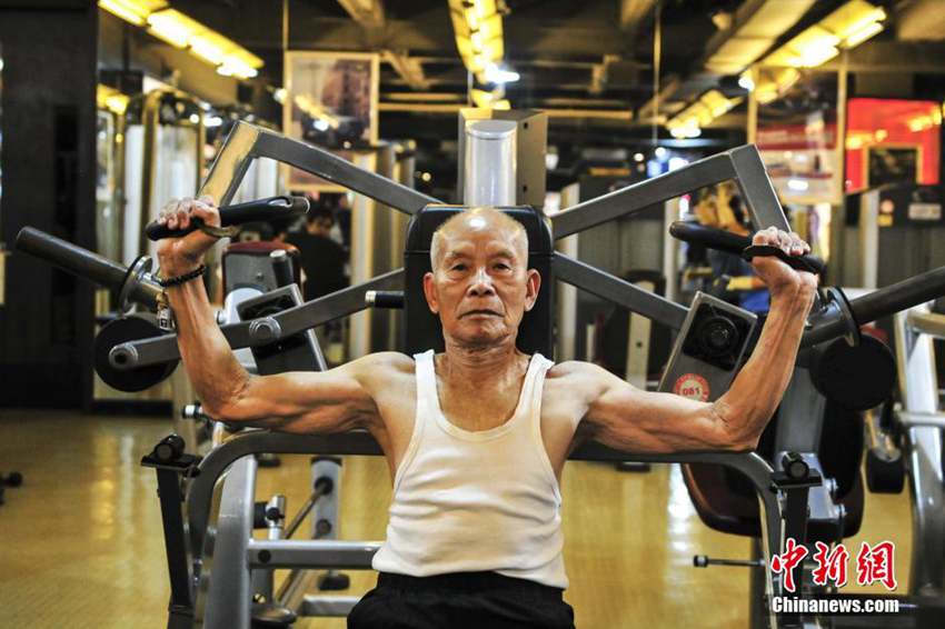 高清:广州93岁肌肉爷爷走红 坚持健身20年