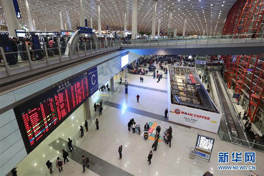 11月22日,北京首都机场t3航站楼电子显示屏显示到港航班的信息.