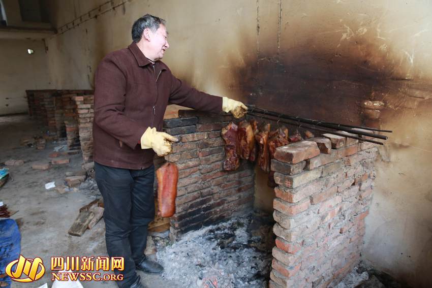 高清:达州市民扎堆熏制点熏腊肉 为遮风避雨熏进危房