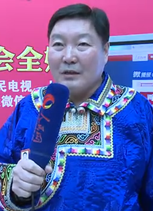 我是锡林郭勒盟西乌珠穆沁旗旗长朝鲁，祝人民网广大网友新年快乐。 