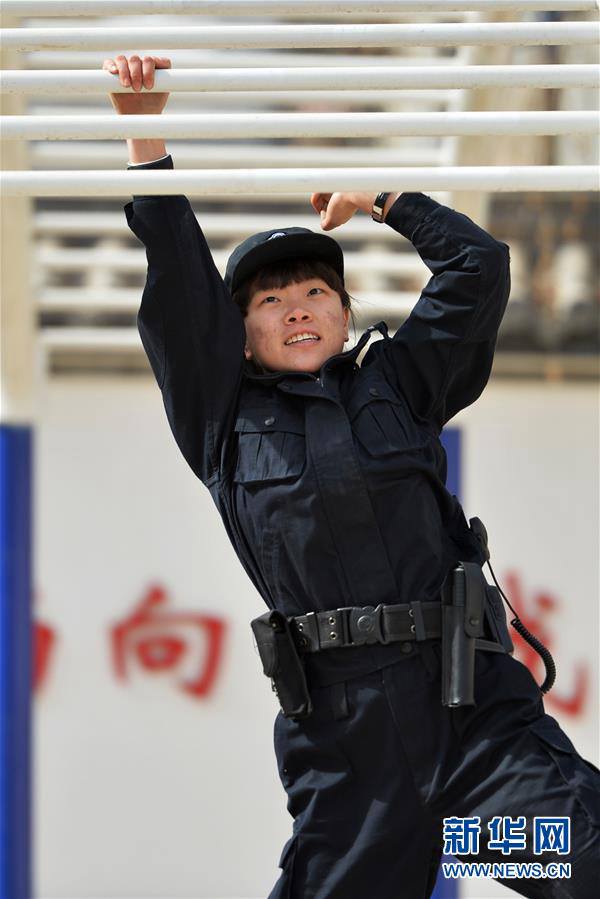 高清:兰州90后警花执行首个春运安保任务