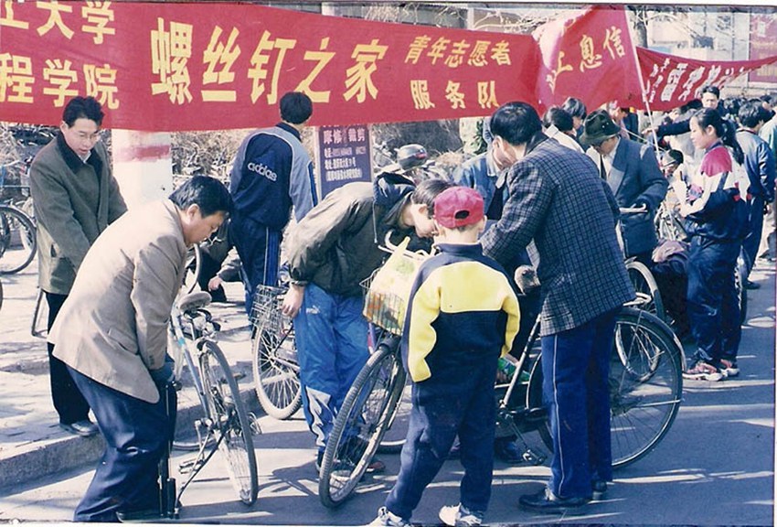 太原理工大学“螺丝钉之家”在社区内提供服务。（赵芳、史文利）