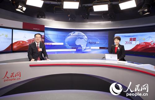 全国人大代表、广安市委书记侯晓春与主持人在人民网访谈室。刘佳 摄