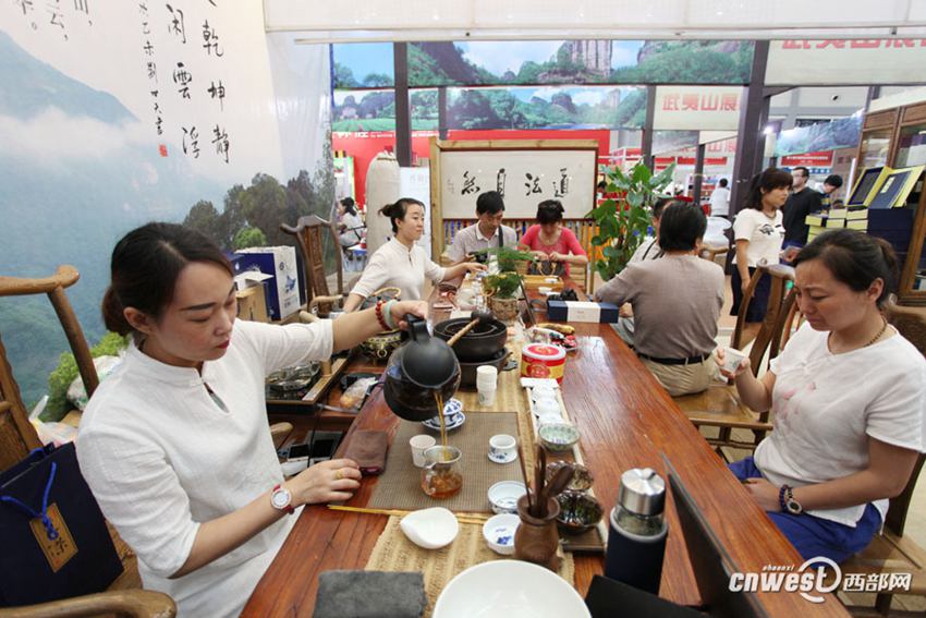 高清:端午假期茶飘香 西安市民看茶品茶买茶享