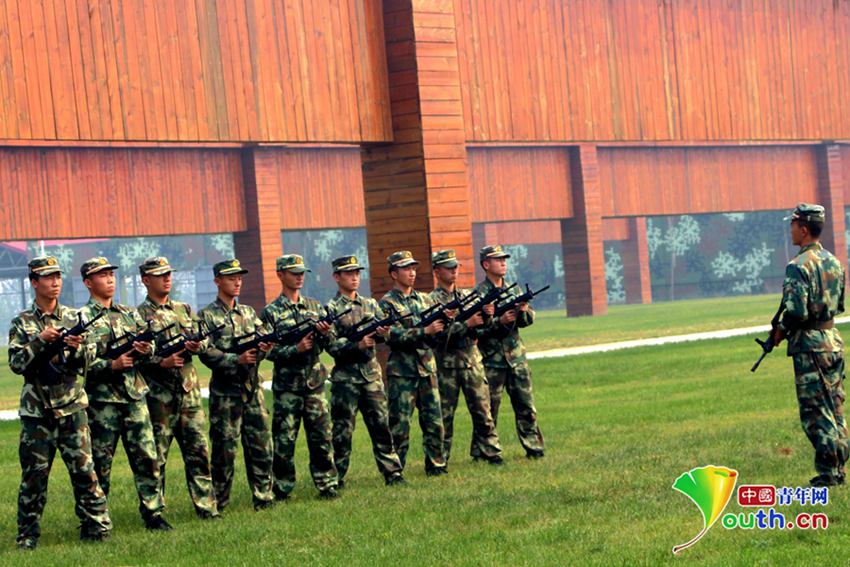高清:千人练兵潮 武警北京指挥学院酷暑炼强