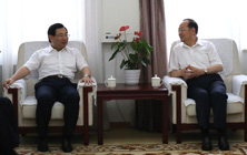 胡和平(左)与人民日报社领导座谈