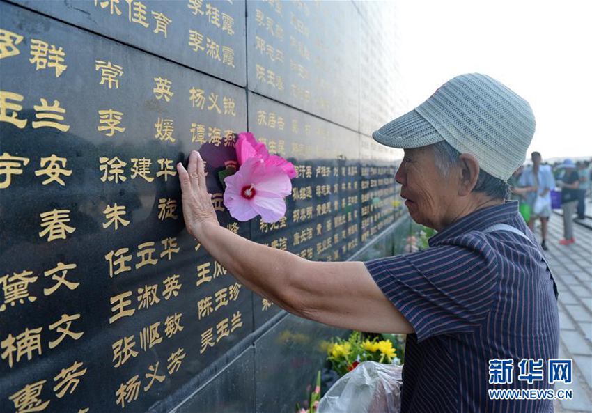 高清:唐山大地震40周年 纪念墙前寄哀思