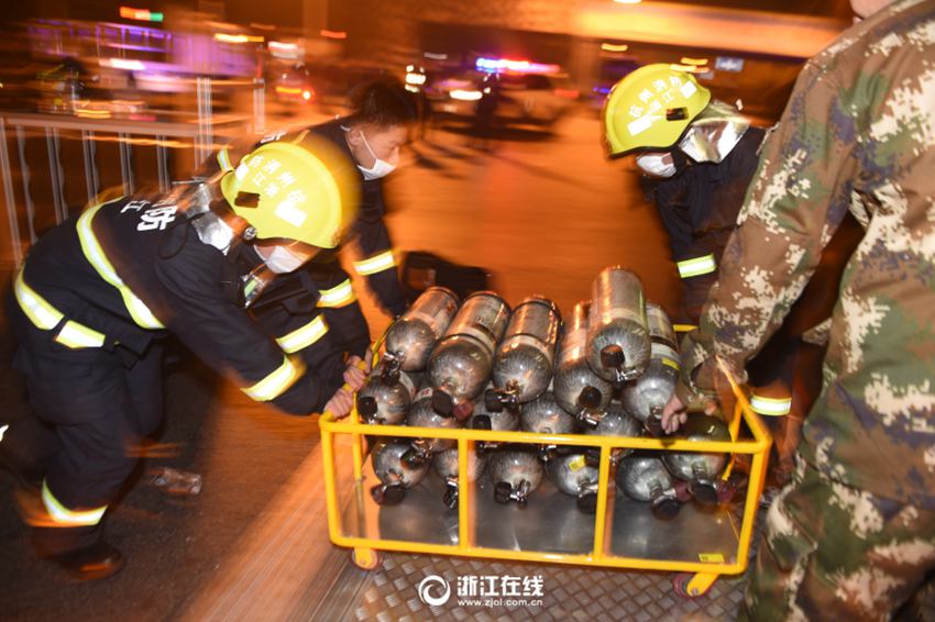 高清:杭州朝阳橡胶公司一仓库发生火灾