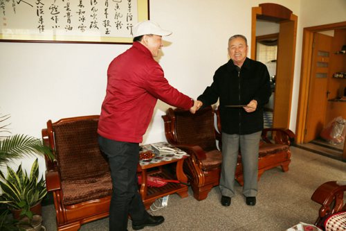 沧州市国税局领导节前到青县慰问退休老干部