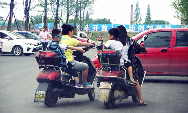 "根据相关法律法规规定,学校接送学生必须使用校车,公交车不具备专用