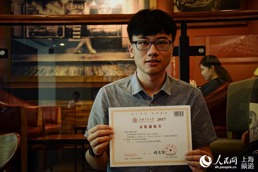 陈铖,毕业于上海师范大学附属中学,被上海交通大学英语专业录取.