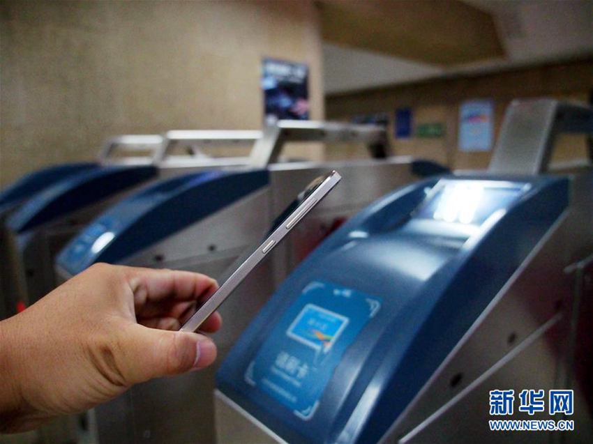 高清:北京地铁14日起可全线刷手机乘车