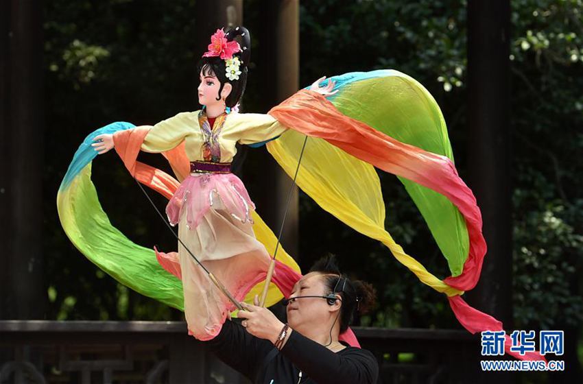 9月15日,一名非遗传承人在扬州瘦西湖景区活动现场展示扬州木偶表演