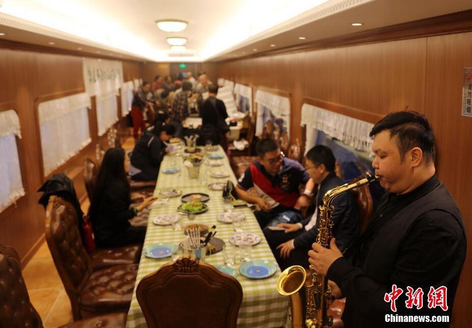 高清:哈尔滨开办绿皮车记忆火车餐厅