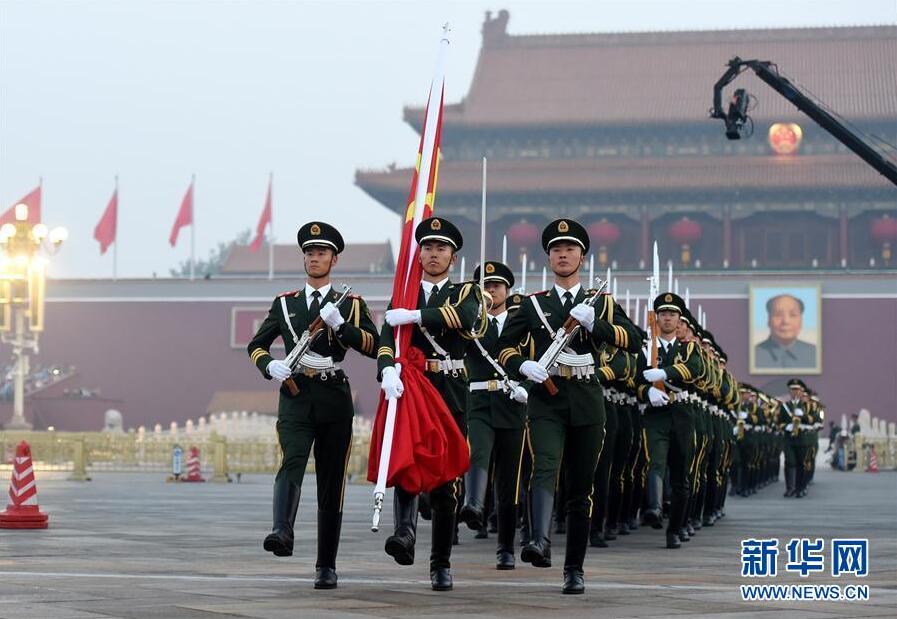 当日清晨,来自全国各地的各族群众在北京天安门广场观看升国旗仪式
