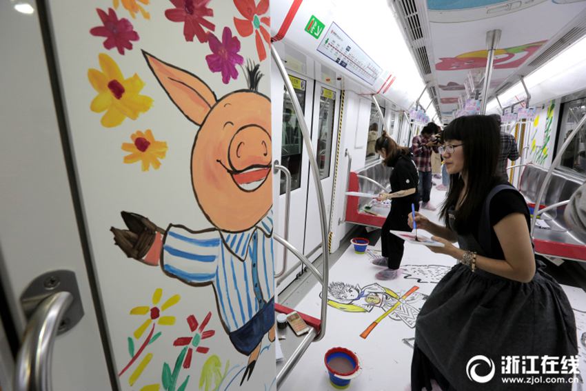 【高清】杭州:插画师手绘地铁车厢
