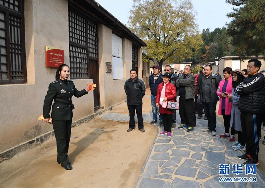 11月9日,在西柏坡景区,景区讲解员郭薇(左一)结合西柏坡的红色历史