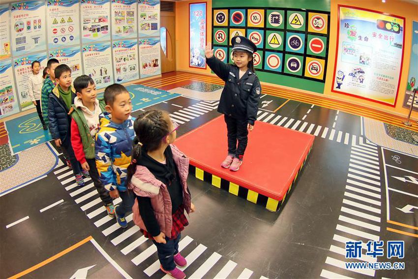 【高清】山东烟台:玩趣味游戏 学交通安全