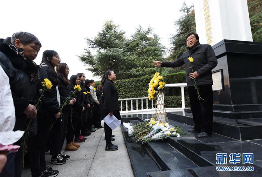 【高清】南京:市民学生在草鞋峡祭奠大屠杀遇