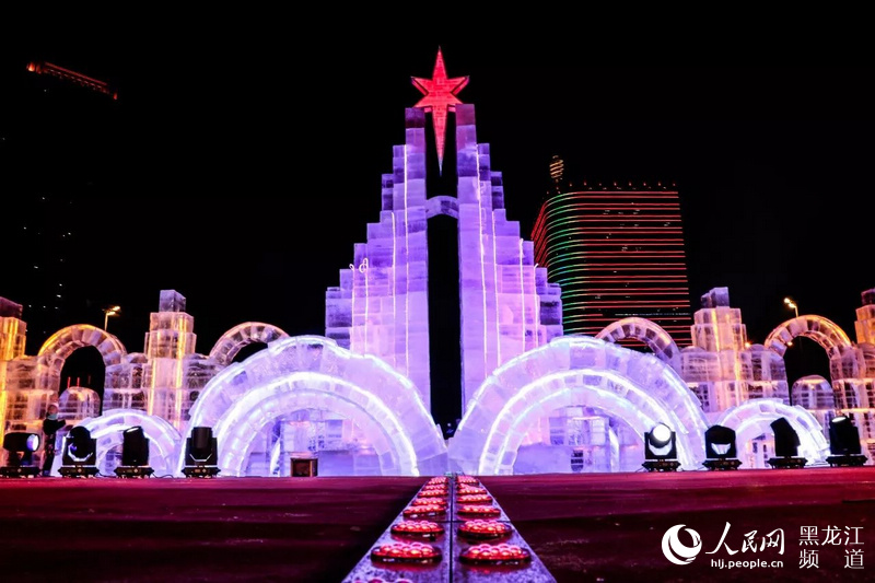 借助冰雪这一特色优势,12月20日,哈工大首届校园冰雪文化节开幕。 又惊又喜的欢笑声传过来步行街本就有些坡度,上面那层足足62米的出溜滑更是滑出了新长度;冰雪弹珠、雪球砸罐、冰雪知识问答、你比我猜闯关集齐印章便可兑换奖品。 吃美食,赏冰灯,玩游戏不仅是哈工大师生,还吸引了附近的居民前来游玩。要说哪里最热闹,美食区当然是其中之一了。美食区人流涌动,摩肩接踵。低温下的冻梨、冻柿子、粘豆包别有一番滋味,左手老冰棍、右手热饮,香喷喷的烤肉 学校通过文化节将艺术探索与冰雪运动相结合,提升了