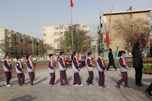 人民小记者采访银川二十一小学清明节祭奠活动