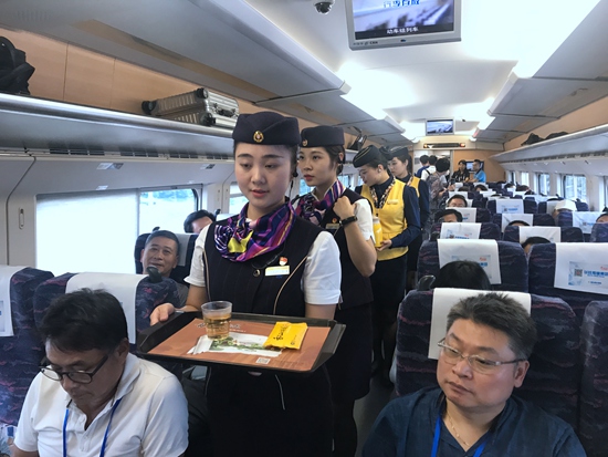 在江湛高铁可以体验到热情周到的服务