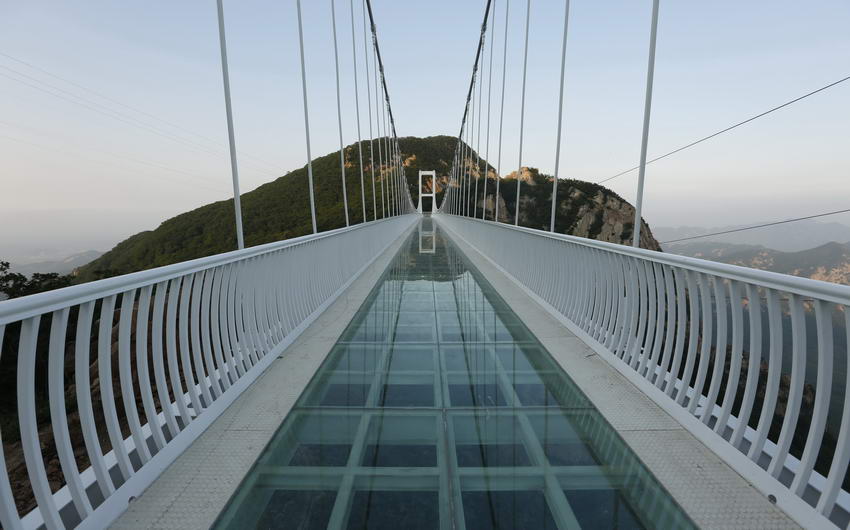 【高清】东北第一条玻璃悬索桥在丹东凤凰山开通