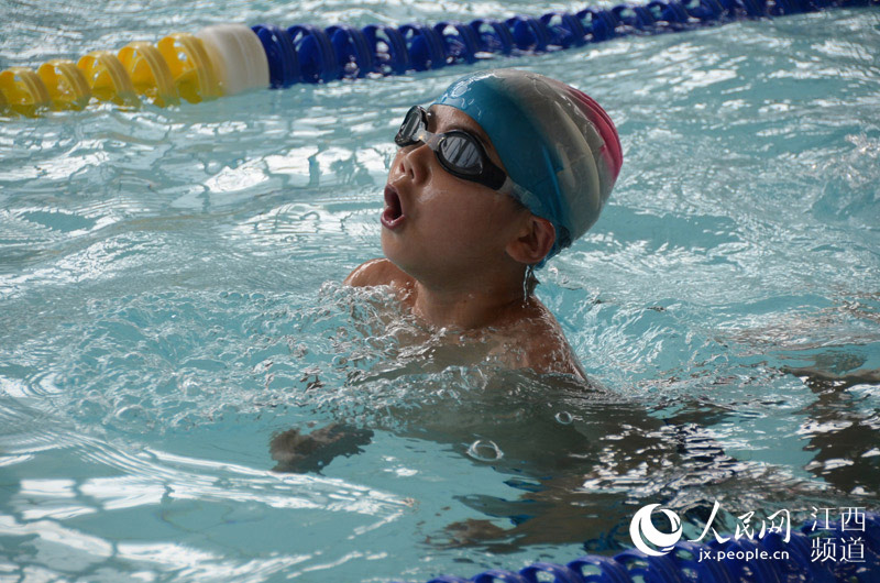【高清】南昌:千名学生免费学游泳