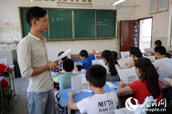 [网连中国]多地中小学调查:男教师,如何才能留下