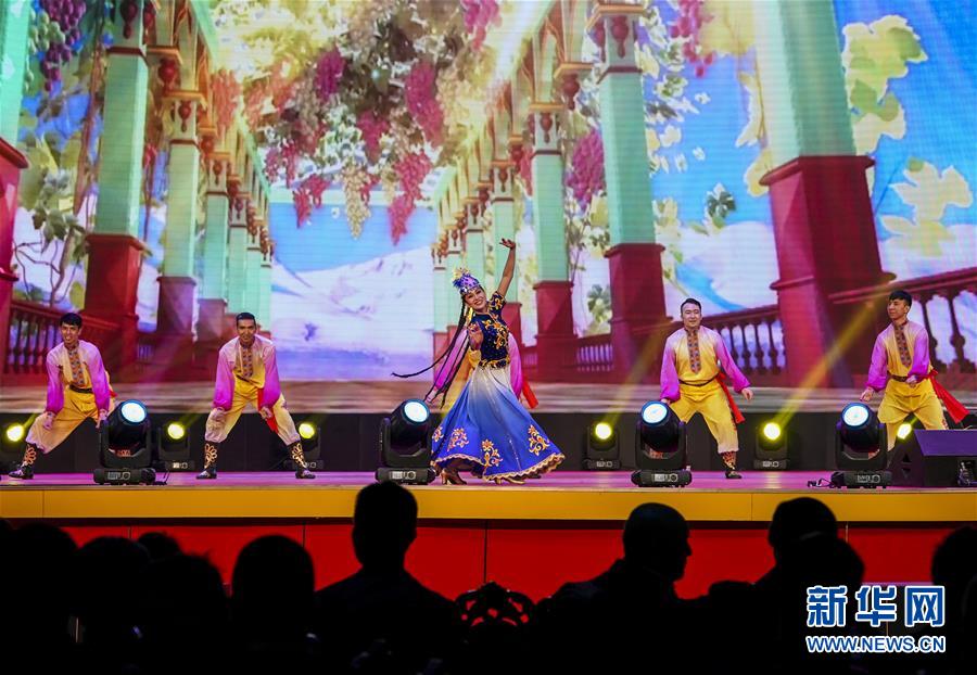 【高清】新疆:喀什夜市吸引游人--地方领导--人