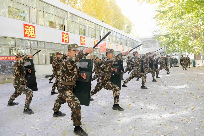 新兵正在进行警棍盾牌术训练.武警西藏总队机动第二支队供图