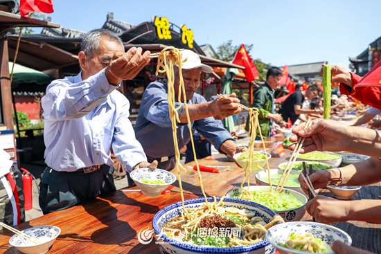 日照人口外流_日照金山图片