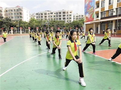 5月13日,港城天气晴好,市三十二小的学生们正在上体育课.