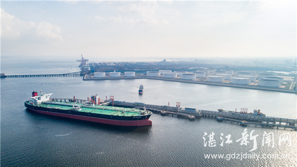鸟瞰湛江港石化码头,一艘油轮正停靠卸油.