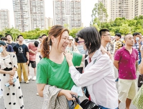 7月8日,市七中考点,考生和家长喜逐颜开.本报记者 李嘉斌 摄