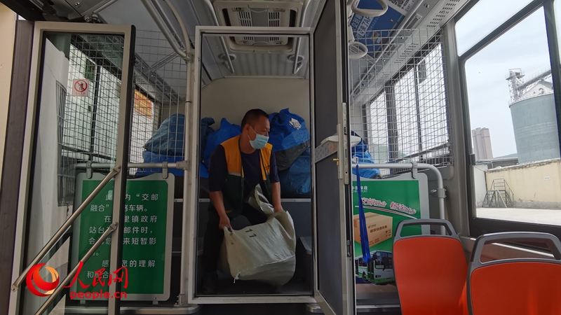 安徽淮北，“交邮融合”公交专线设置了专门区域存放快递。人民网 胡雨松摄