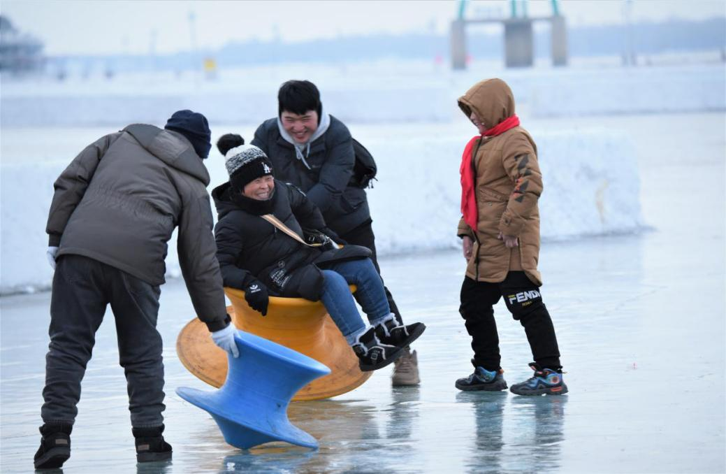哈尔滨市民赏冰玩雪欢乐多。人民网记者 苏靖刚摄
