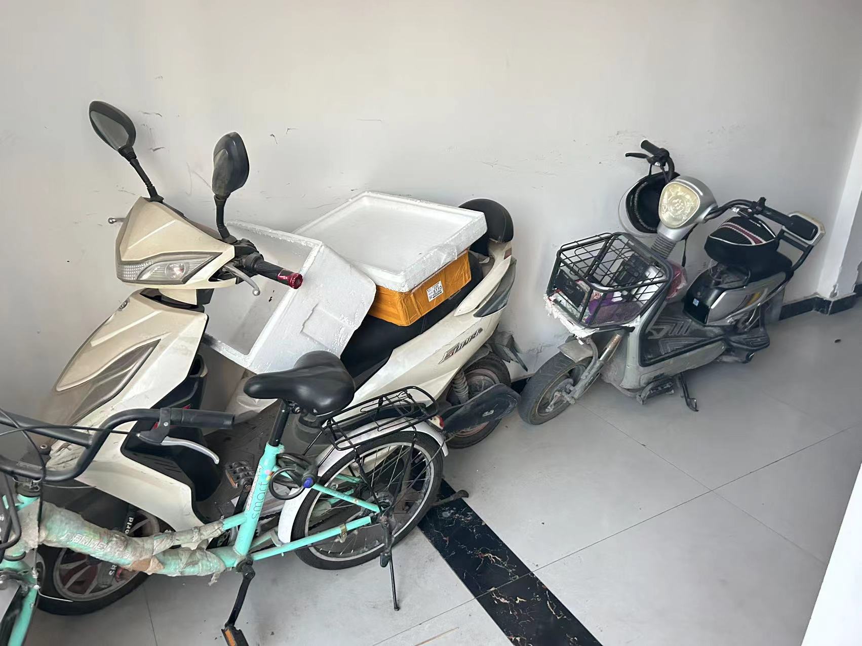  On March 20, people in Dongping County reported that there were still electric vehicles parked in the corridor. (Courtesy of respondents)