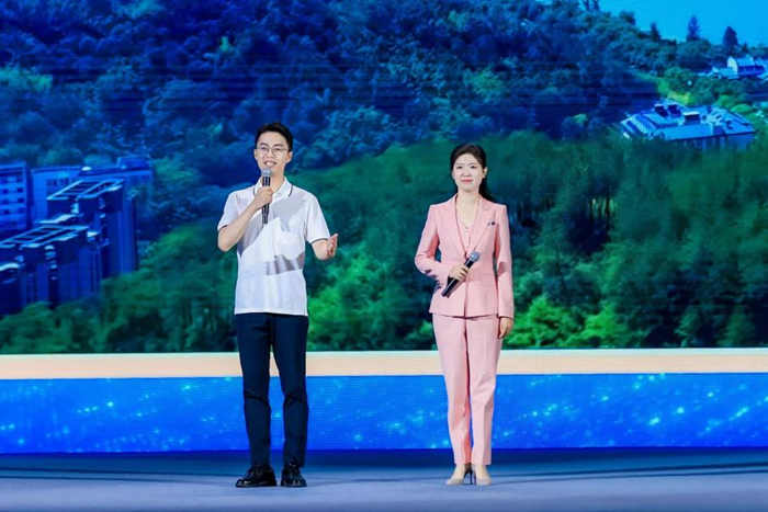 朱开源（左）在2025年中国网络文明大会主论坛上。